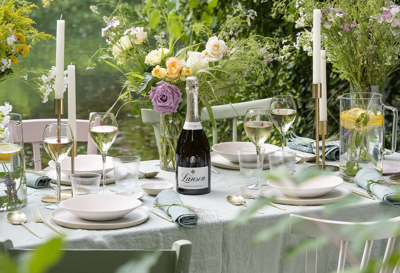 Bouteille Le Blanc de Blancs sur une table à l'exterieur
