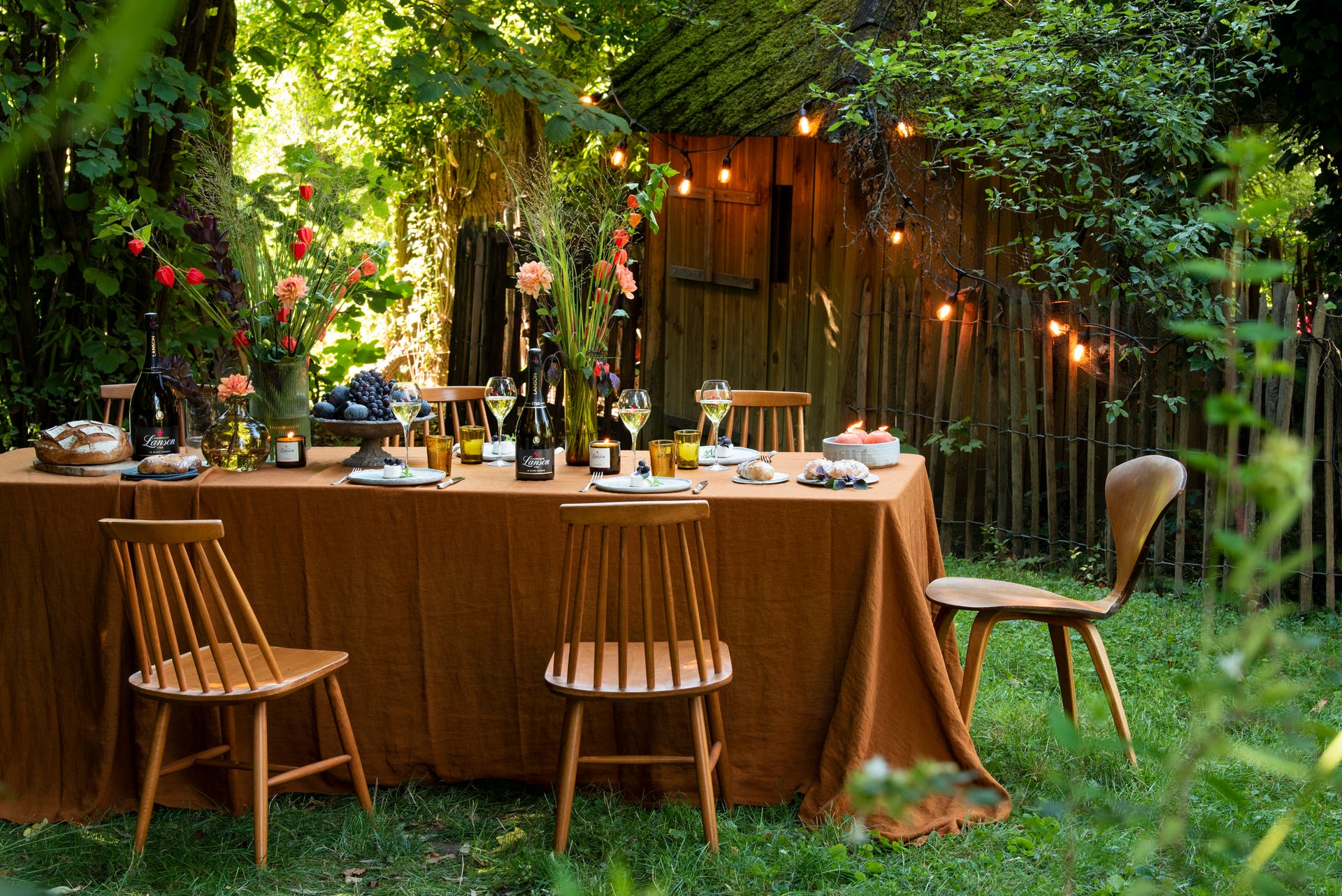 Black Reserve auf einem Tisch im Freien präsentiert