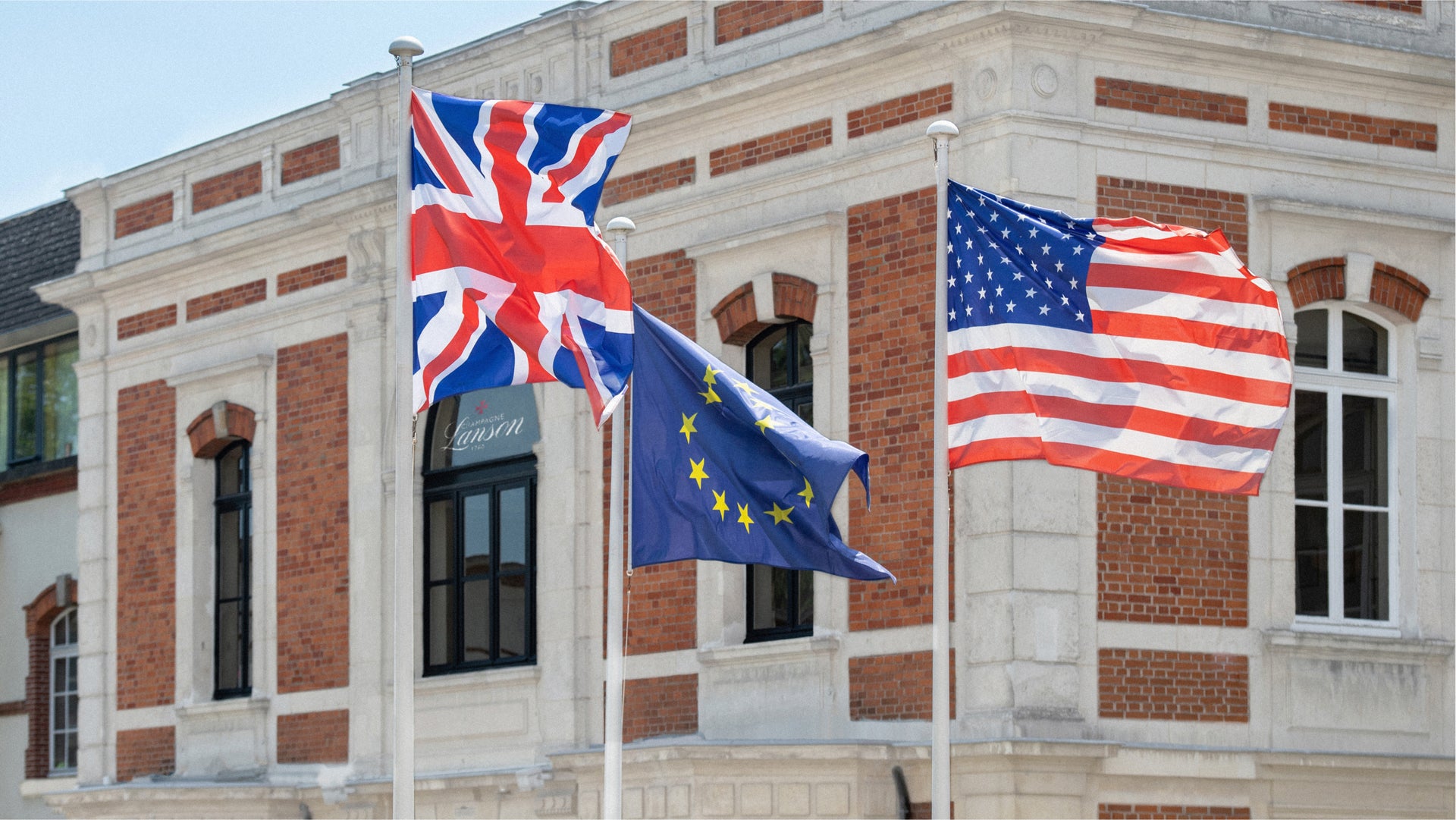 シャンパーニュ・ランソンの建物前に掲げられたイギリス、アメリカ、ヨーロッパの国旗