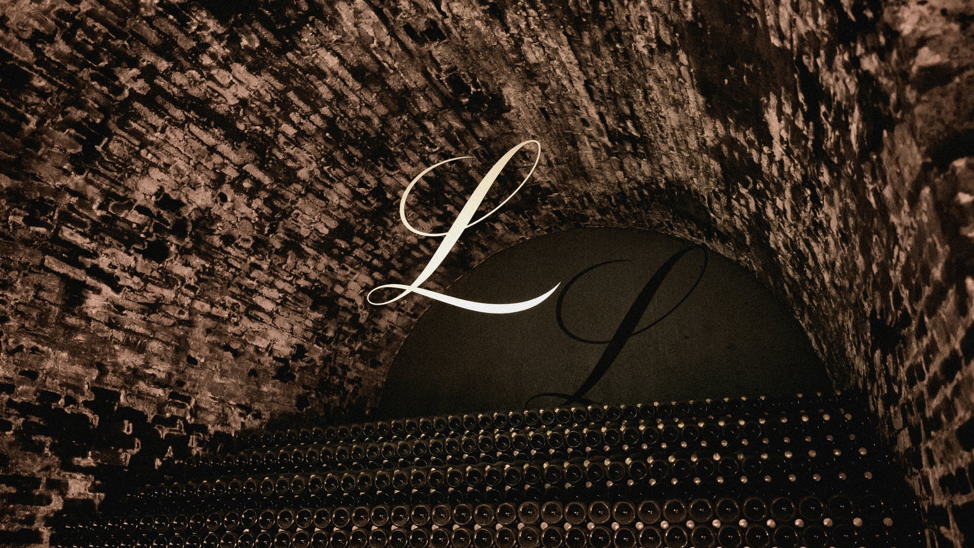 Das L von Lanson in der Mitte der Flaschen in den Weinkellern Champagne Lanson eingeschrieben