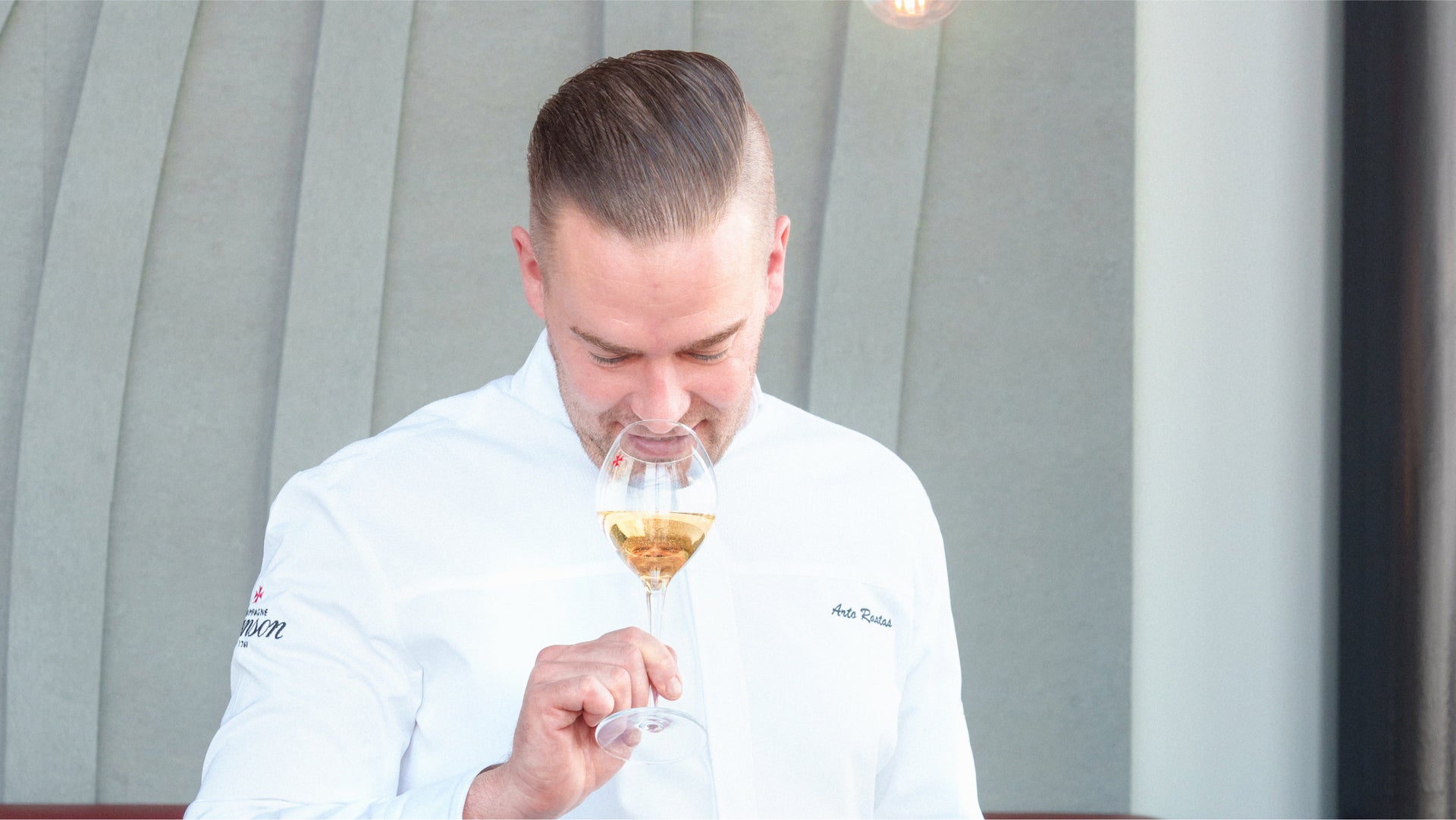 ランソンのシャンパングラスを持ったシェフ、アルト・ラスタの肖像画