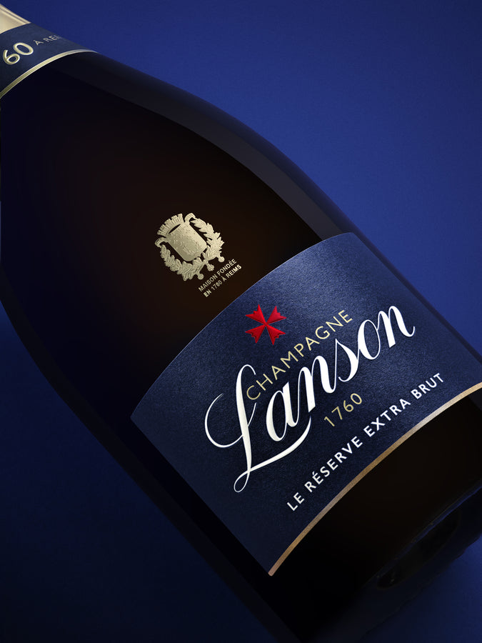 Closeup sur la bouteille de champagne Lanson - Le Black Réserve